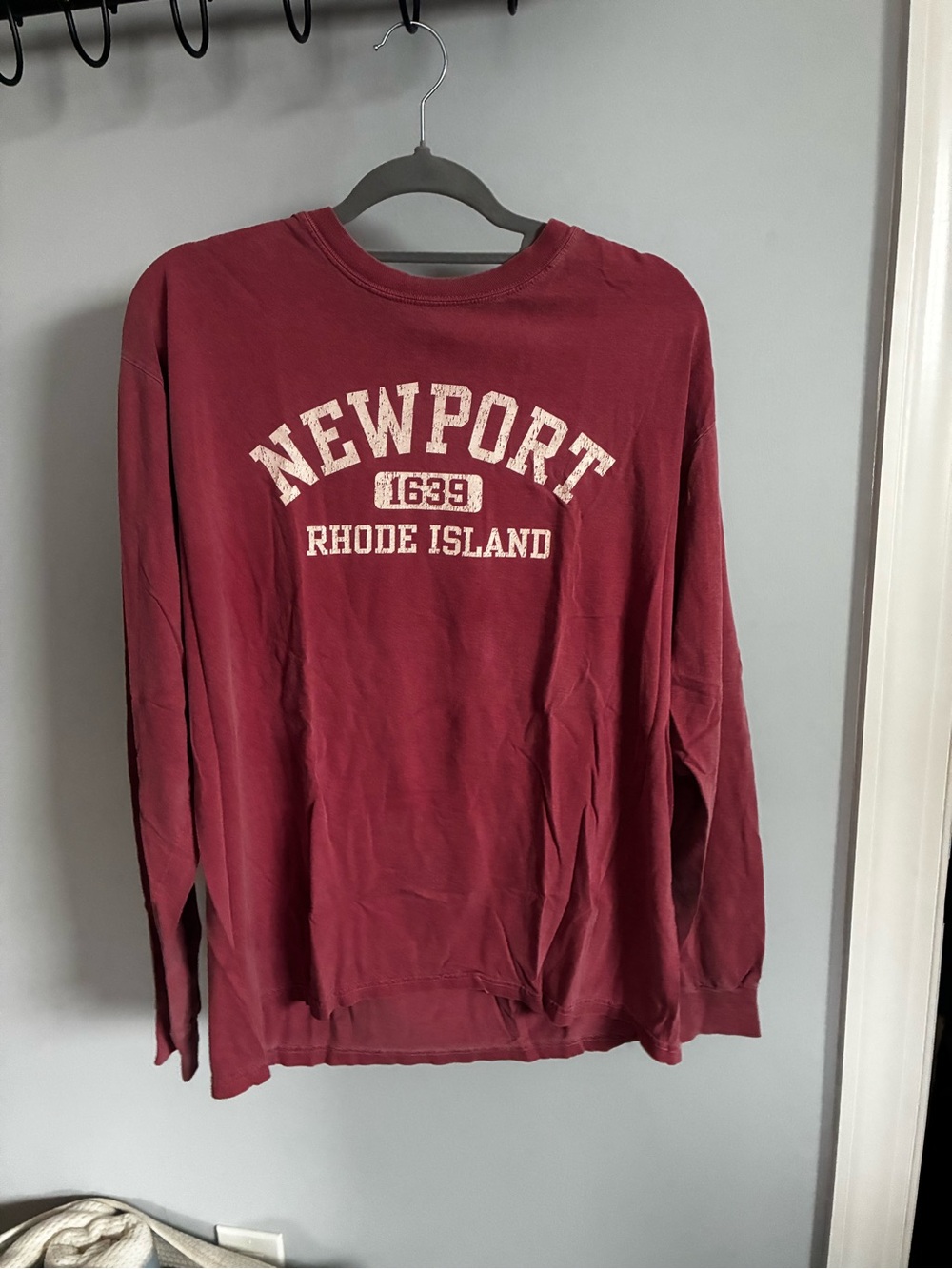 Newport Rhode Island Long Sleeve Crewneck T-Shirt - Burgundy